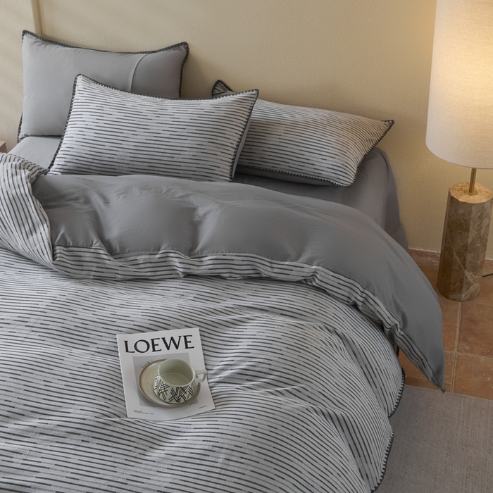 91家纺网 家纺一手货源 找家纺 2025新款亲肤全棉三层纱提花四件套 韵律-星灰