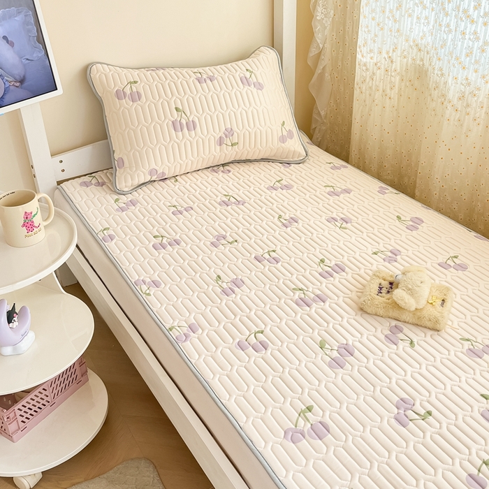 91家纺网 家纺一手货源 找家纺 川悦生活 2025新款小阪凉感丝印花凉席-学生床 奶噗樱桃