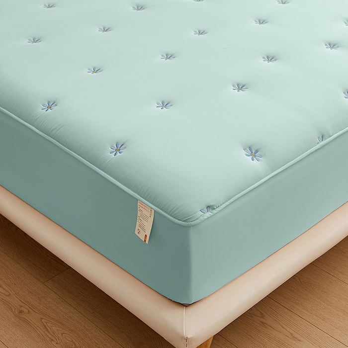 91家纺网 家纺一手货源 找家纺 盛眠 2025新款水洗棉刺绣夹棉床笠床罩家用床垫套 雏菊 绿