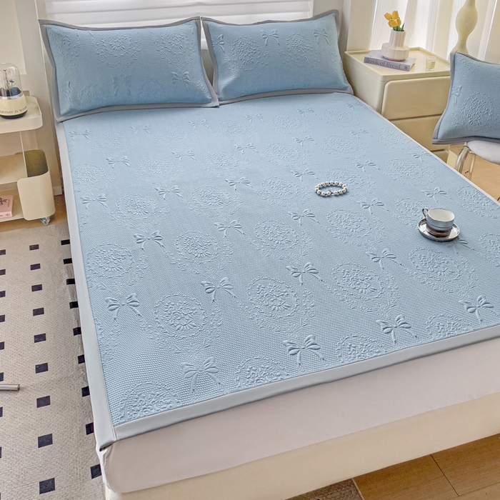 91家纺网 家纺一手货源 找家纺 富馨莱 2025新款A类480克PE凉感凉豆豆凉席三件套和单件平铺款 蝴蝶結-蓝