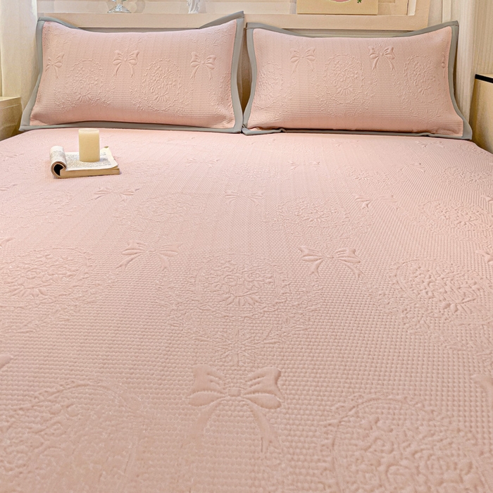 91家纺网 家纺一手货源 找家纺 富馨莱 2025新款A类480克PE凉感凉豆豆凉席三件套和单件床笠款 蝴蝶結-奶昔粉