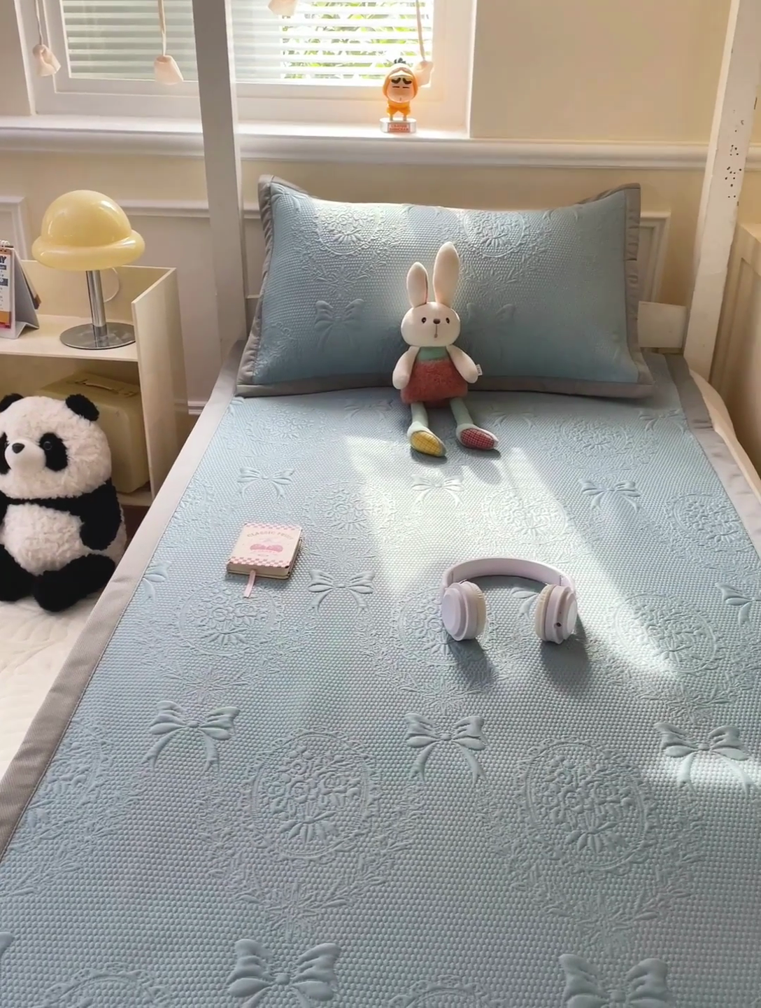 91家纺网 家纺一手货源 找家纺 富馨莱 2025新款A类480克PE凉感凉豆豆凉席三件套和单件学生款 蝴蝶結-蓝