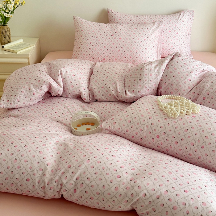 91家纺网 家纺一手货源 找家纺 塞纳 2026新款.全棉有氧双层纱四件套-场景一 奶油草莓-紫