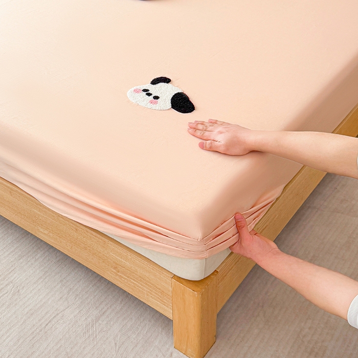 91家纺网 家纺一手货源 找家纺 澳梵家居 2025新款A类全棉毛巾绣床笠 大耳朵狗-粉玉