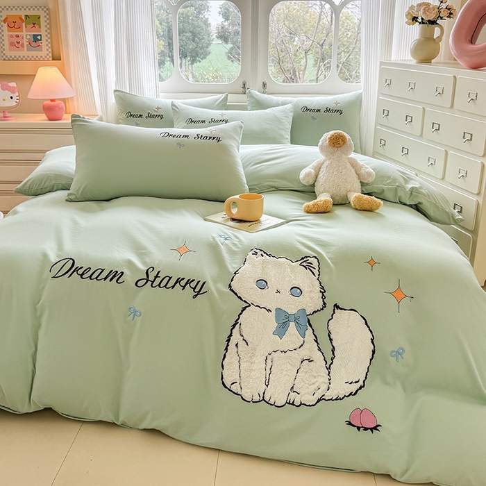 91家纺网 家纺一手货源 找家纺 凯美 2025新款超柔水洗棉卡通贴布绣四件套 幸运小猫-浅绿