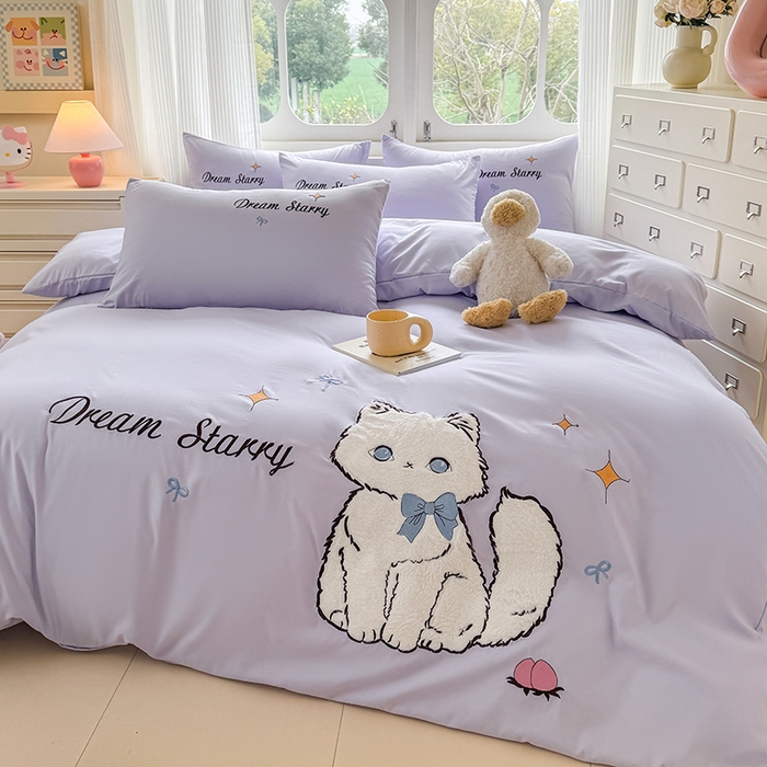 91家纺网 家纺一手货源 找家纺 凯美 2025新款超柔水洗棉卡通贴布绣四件套 幸运小猫-浅紫