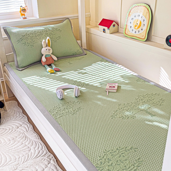 91家纺网 家纺一手货源 找家纺 富馨莱 2025新款A类480克PE凉感凉豆豆凉席三件套和单件学生款 发财树-绿