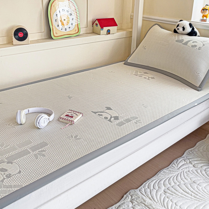 91家纺网 家纺一手货源 找家纺 富馨莱 2025新款A类480克PE凉感凉豆豆凉席三件套和单件学生款 熊猫嘟嘟-灰