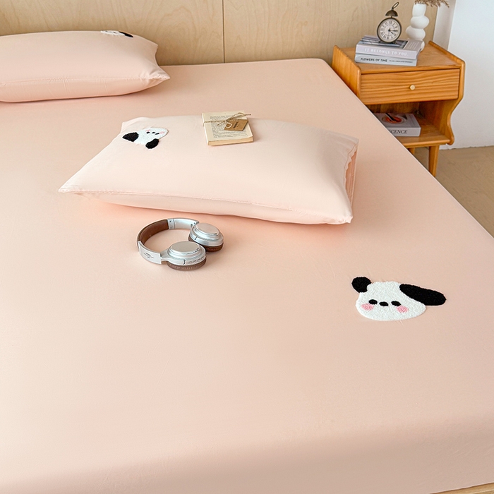 91家纺网 家纺一手货源 找家纺 澳梵家居 2025新款A类全棉毛巾绣床笠 大耳朵狗-粉玉