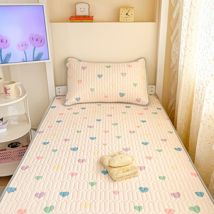 91家纺网 家纺一手货源 找家纺 川悦生活 2025新款小阪凉感丝印花凉席-学生床 浪漫普拉达