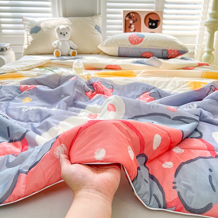 91家纺网 家纺一手货源 找家纺 好梦来家纺（原锦茂家纺） 2025新款印花凉感丝抗菌夏被 草莓兔