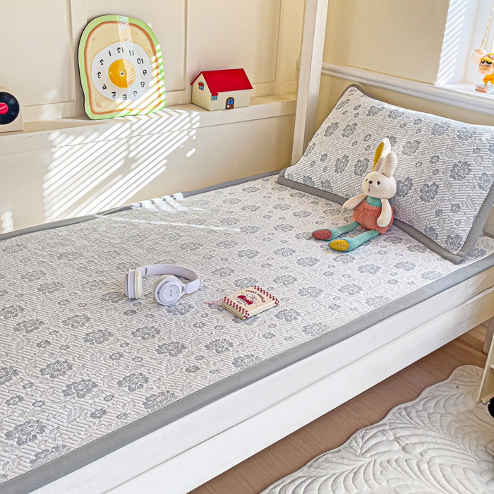 91家纺网 家纺一手货源 找家纺 富馨莱 2025新款A类480克PE凉感凉豆豆凉席三件套和单件学生款 玫瑰花园-灰