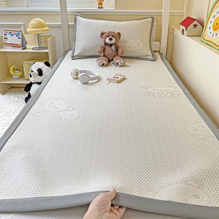 91家纺网 家纺一手货源 找家纺 富馨莱 2025新款A类480克PE凉感凉豆豆凉席三件套和单件学生款 快乐熊仔