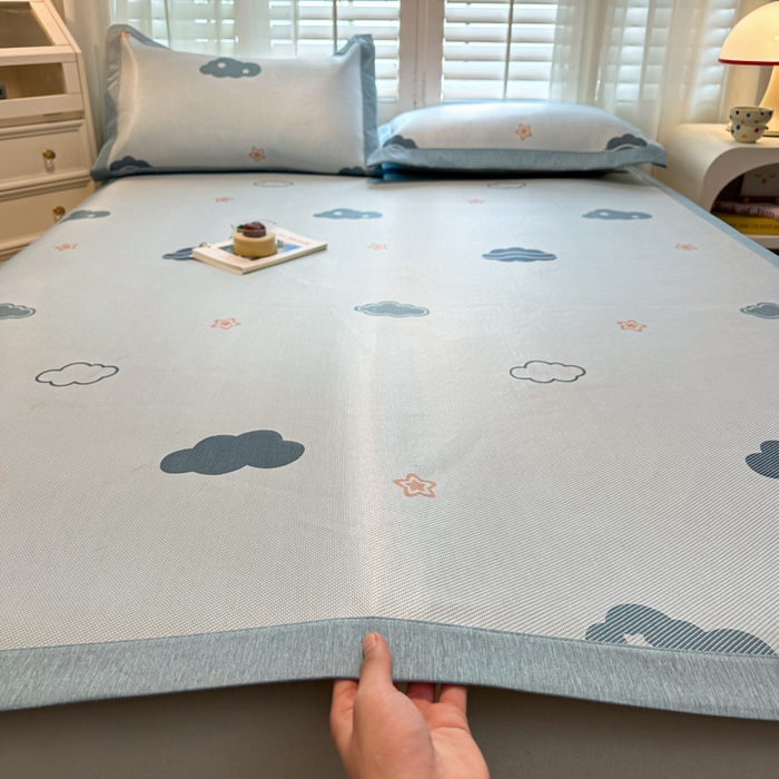 91家纺网 家纺一手货源 找家纺 席佬大 2025新款高克重卡通数码印花冰藤席床席床笠款 蓝天白云-平铺款-平铺款