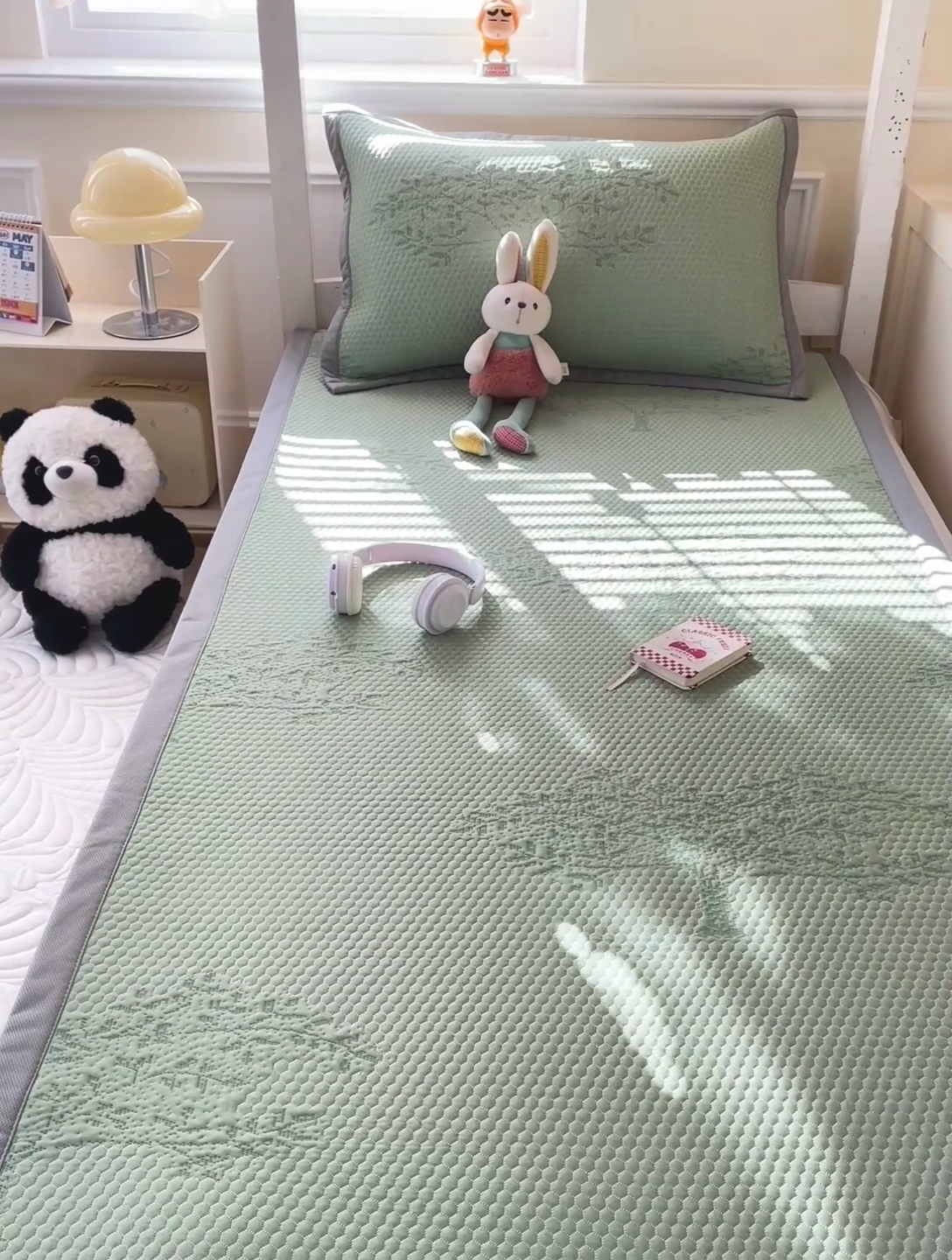 91家纺网 家纺一手货源 找家纺 富馨莱 2025新款A类480克PE凉感凉豆豆凉席三件套和单件学生款 发财树-绿