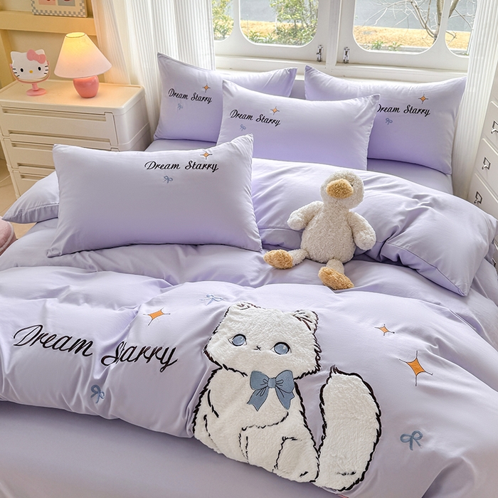 91家纺网 家纺一手货源 找家纺 凯美 2025新款超柔水洗棉卡通贴布绣四件套 幸运小猫-浅紫