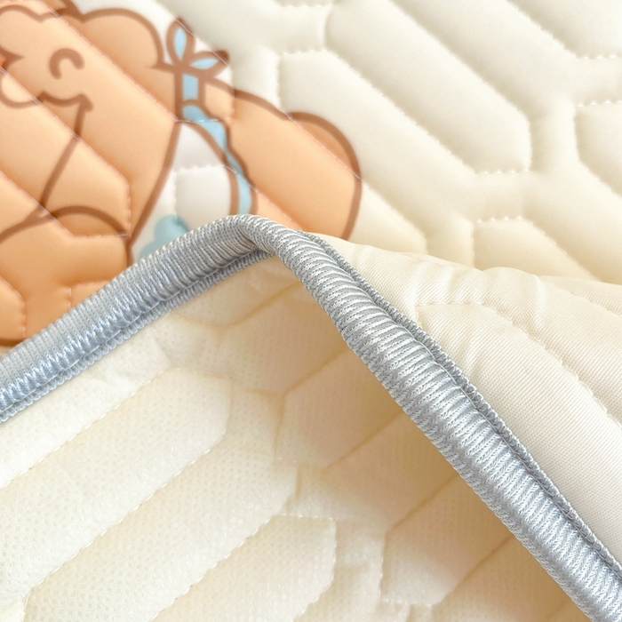 91家纺网 家纺一手货源 找家纺 川悦生活 2025新款小阪凉感丝印花凉席-学生床 奶芙熊