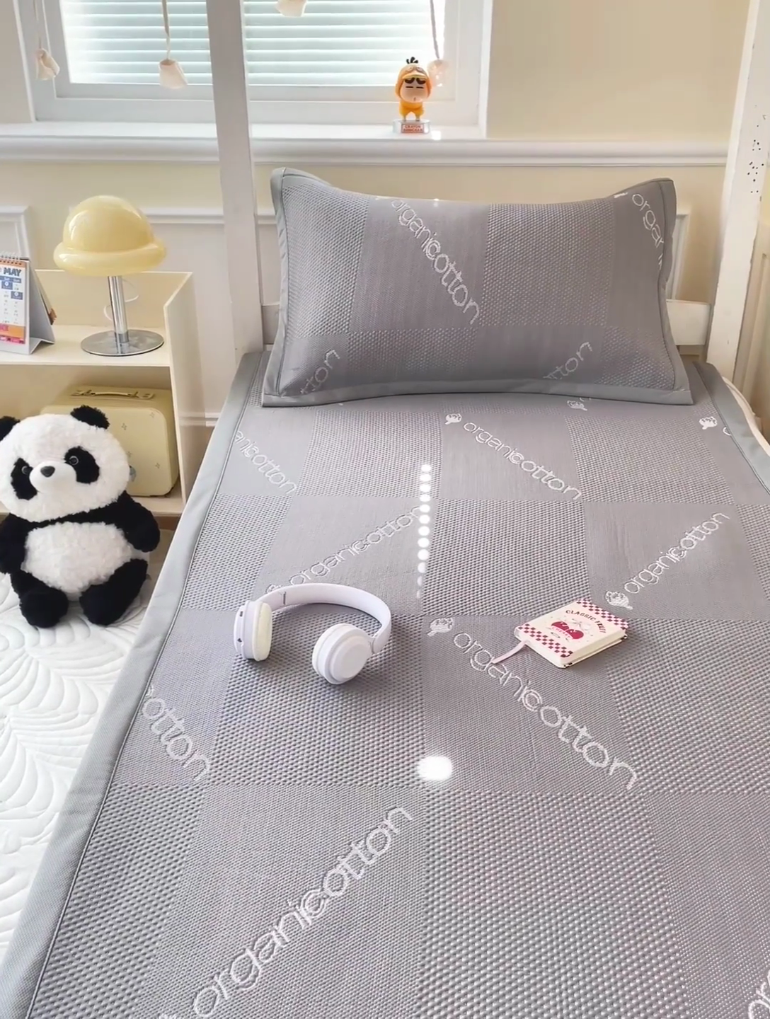 91家纺网 家纺一手货源 找家纺 富馨莱 2025新款A类480克PE凉感凉豆豆凉席三件套和单件学生款 绅士灰