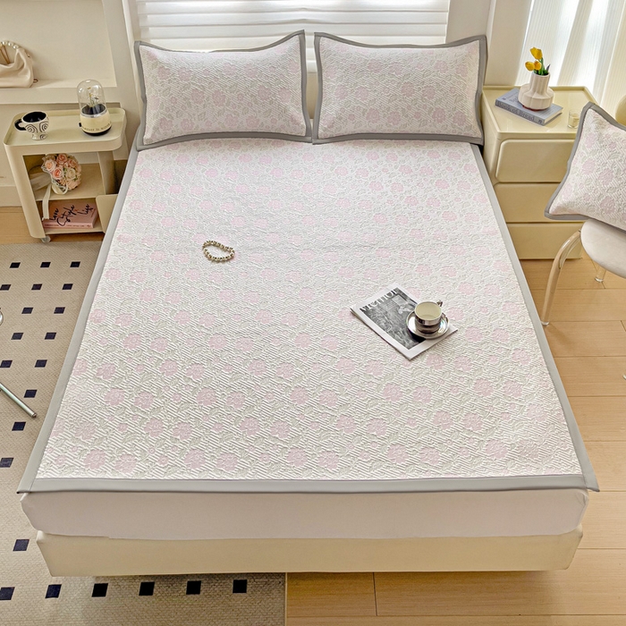 91家纺网 家纺一手货源 找家纺 富馨莱 2025新款A类480克PE凉感凉豆豆凉席三件套和单件平铺款 玫瑰花园-粉