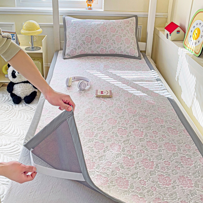 91家纺网 家纺一手货源 找家纺 富馨莱 2025新款A类480克PE凉感凉豆豆凉席三件套和单件学生款 玫瑰花园-粉