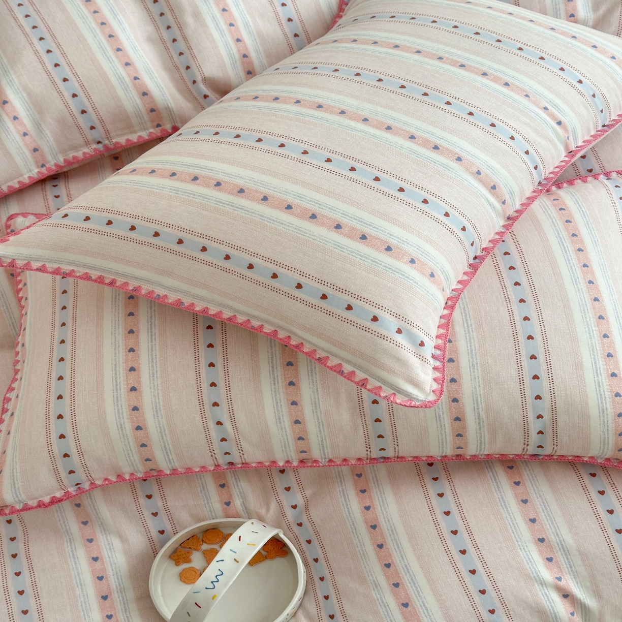 91家纺网 家纺一手货源 找家纺 2025新款春夏新品工艺款全棉双层纱贝壳边四件套 小心动