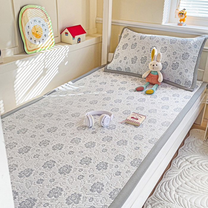 91家纺网 家纺一手货源 找家纺 富馨莱 2025新款A类480克PE凉感凉豆豆凉席三件套和单件学生款 玫瑰花园-灰