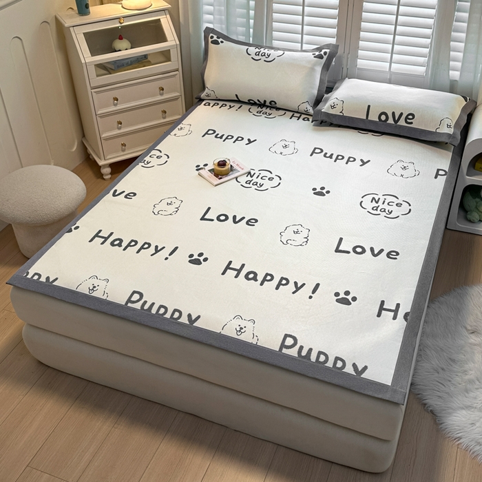 91家纺网 家纺一手货源 找家纺 席佬大 2025新款高克重卡通数码印花冰藤席床席床笠款 快乐小狗-平铺款-平铺款