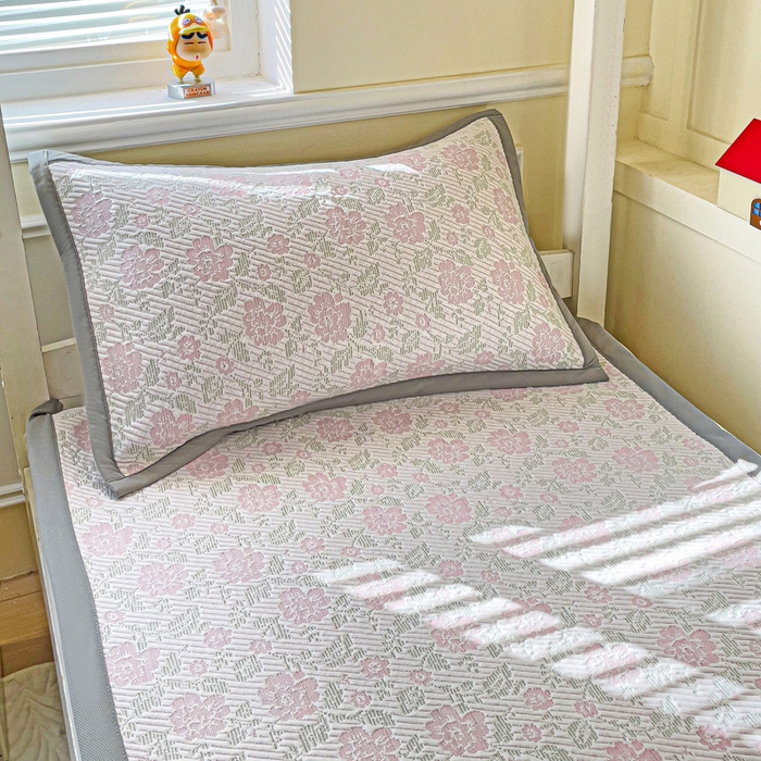 91家纺网 家纺一手货源 找家纺 富馨莱 2025新款A类480克PE凉感凉豆豆凉席三件套和单件学生款 玫瑰花园-粉