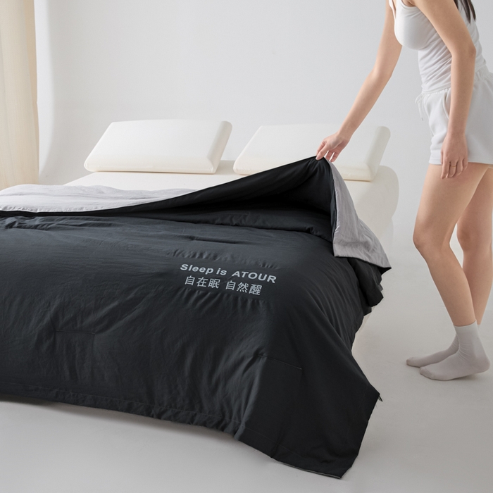 91家纺网 家纺一手货源 找家纺 暖芯家纺 2025新款亚朵同款深睡Pro夏被自在眠自然醒 深灰+浅灰