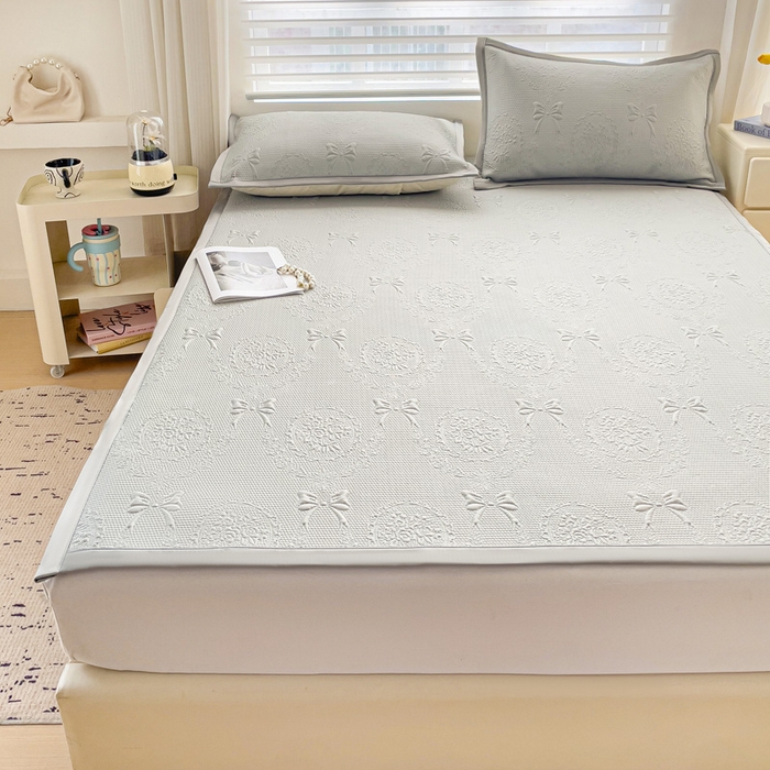 91家纺网 家纺一手货源 找家纺 富馨莱 2025新款A类480克PE凉感凉豆豆凉席三件套和单件平铺款 蝴蝶結-灰