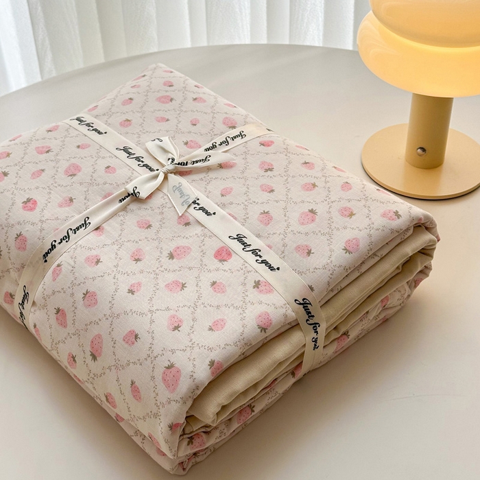 91家纺网 家纺一手货源 找家纺 塞纳 2026新款.全棉有氧双层纱四件套-场景一 奶油草莓-咖