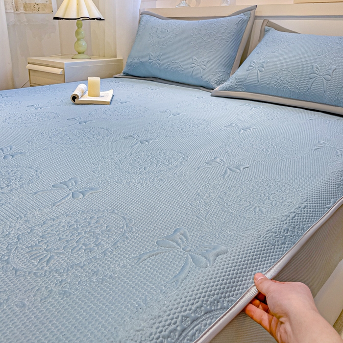 91家纺网 家纺一手货源 找家纺 富馨莱 2025新款A类480克PE凉感凉豆豆凉席三件套和单件床笠款 蝴蝶結-蓝