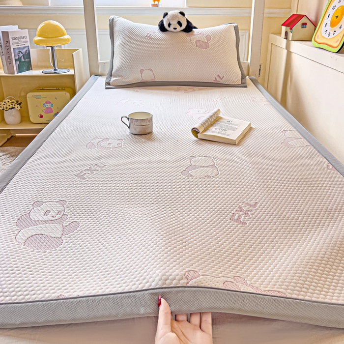 91家纺网 家纺一手货源 找家纺 富馨莱 2025新款A类480克PE凉感凉豆豆凉席三件套和单件学生款 熊猫嘟嘟-粉