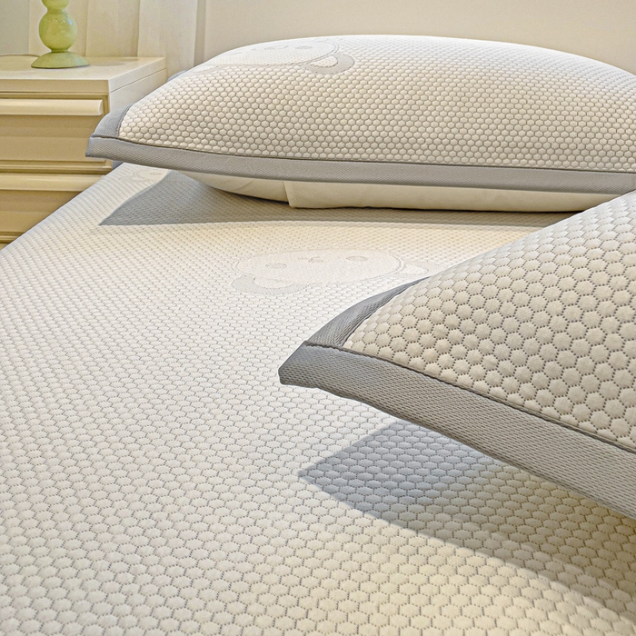 91家纺网 家纺一手货源 找家纺 富馨莱 2025新款A类480克PE凉感凉豆豆凉席三件套和单件床笠款 快乐熊仔