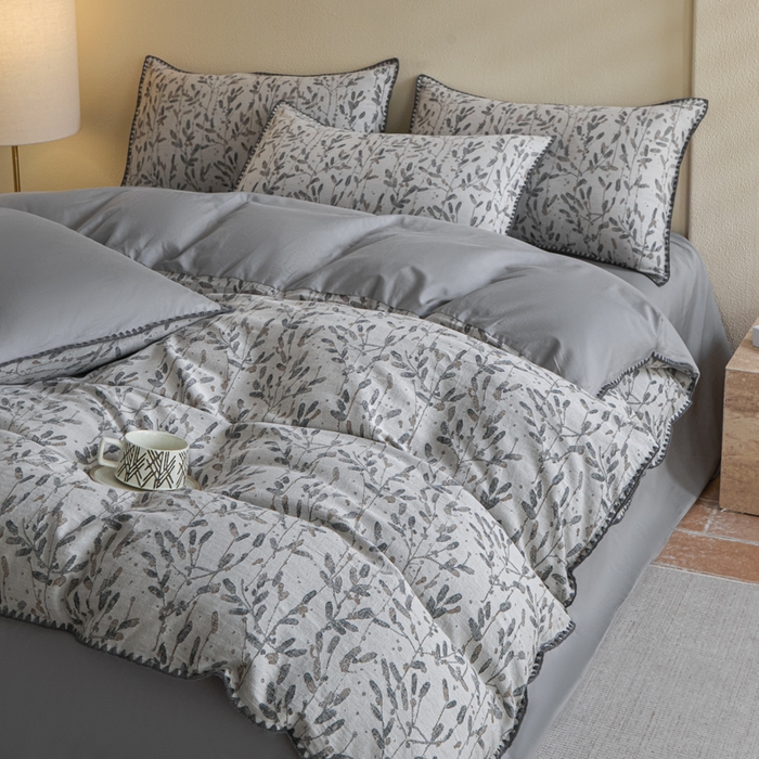 91家纺网 家纺一手货源 找家纺 2025新款亲肤全棉三层纱提花四件套 叶语-嫩灰