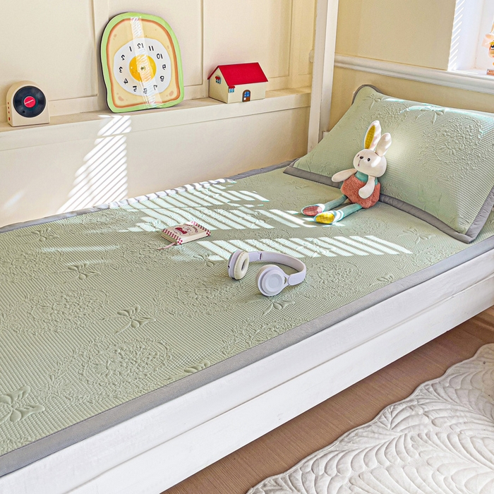 91家纺网 家纺一手货源 找家纺 富馨莱 2025新款A类480克PE凉感凉豆豆凉席三件套和单件学生款 蝴蝶結-绿