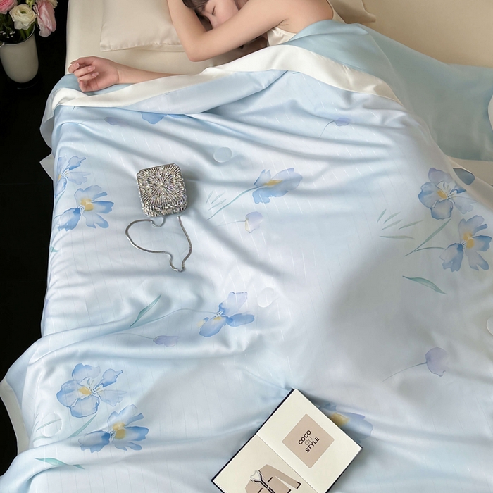 91家纺网 家纺一手货源 找家纺 茧羽世家 2025新款天丝银萃沁氧抗菌系列夏被子被芯 水墨蓝韵