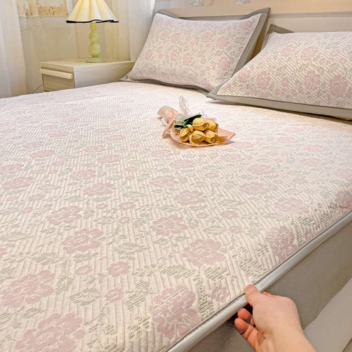 91家纺网 家纺一手货源 找家纺 富馨莱 2025新款A类480克PE凉感凉豆豆凉席三件套和单件床笠款 玫瑰花园-粉