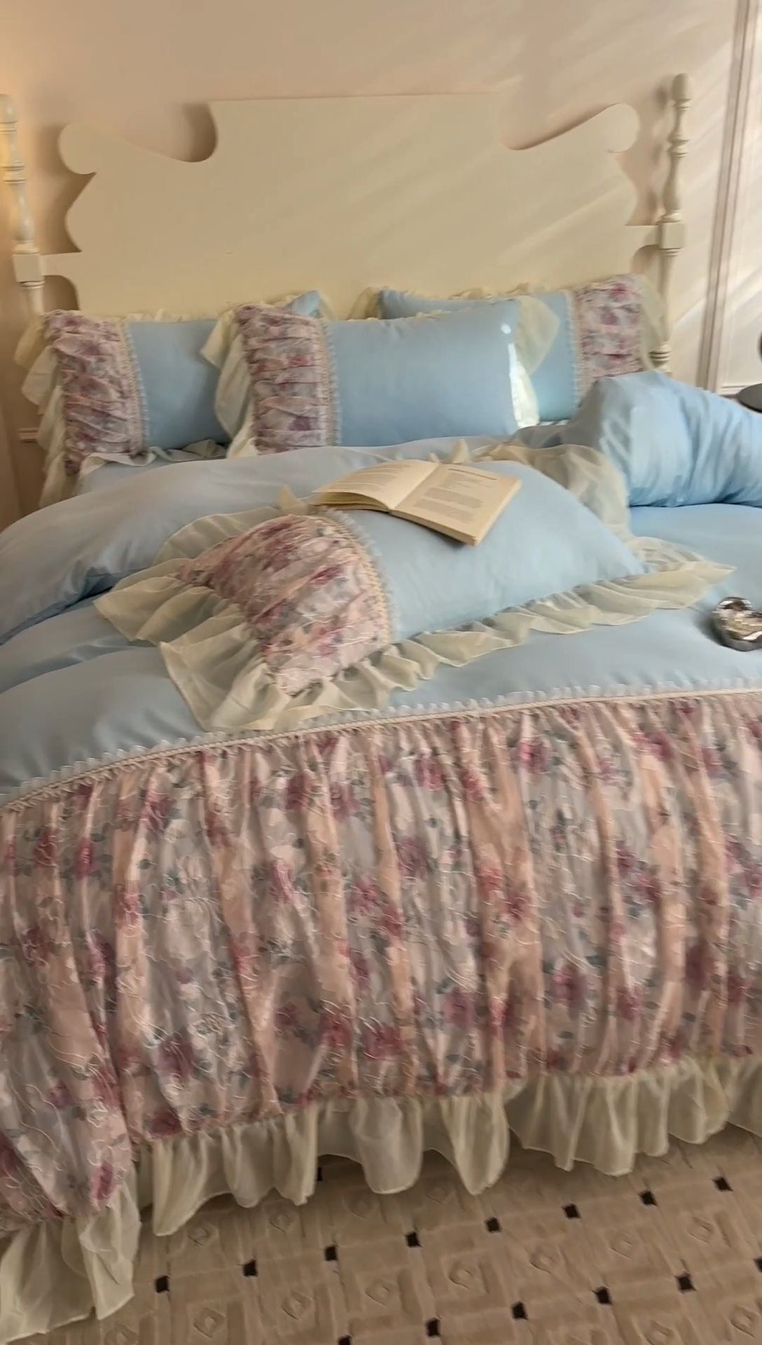 91家纺网 家纺一手货源 找家纺 富盛家纺 2025新款水洗亲肤棉雪纺印绣工艺四件套公主风四件套巴黎春天系列 巴黎春天-蓝