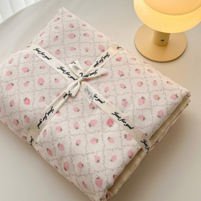 91家纺网 家纺一手货源 找家纺 塞纳 2026新款.全棉有氧双层纱四件套-场景一 奶油草莓-咖