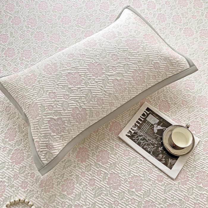 91家纺网 家纺一手货源 找家纺 富馨莱 2025新款A类480克PE凉感凉豆豆凉席三件套和单件平铺款 玫瑰花园-粉