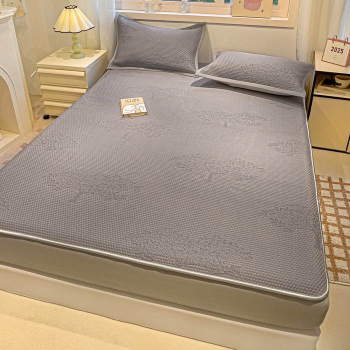 91家纺网 家纺一手货源 找家纺 富馨莱 2025新款A类480克PE凉感凉豆豆凉席三件套和单件床笠款 发财树-灰