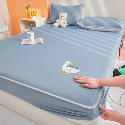 91家纺网 家纺一手货源 找家纺 2025春夏新款独家研发太空层凉感鸭冰丝烫画软凉席床笠款 凉感鸭-宾利蓝