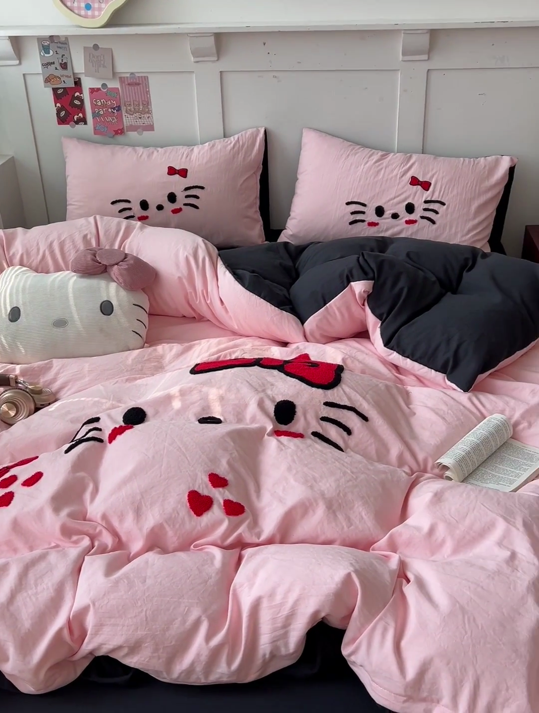 91家纺网 家纺一手货源 找家纺 优色良品家纺 2025新款110克超柔水洗棉卡通毛巾绣四件套 蝴蝶猫咪-粉黑