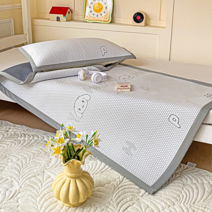 91家纺网 家纺一手货源 找家纺 富馨莱 2025新款A类480克PE凉感凉豆豆凉席三件套和单件学生款 呆呆狗