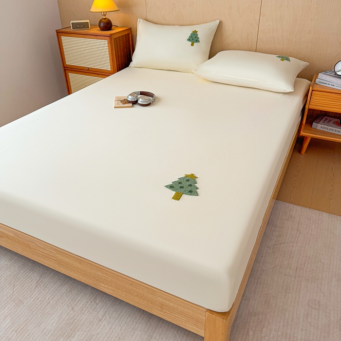 91家纺网 家纺一手货源 找家纺 澳梵家居 2025新款A类全棉毛巾绣床笠 小树-白