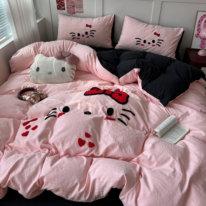 91家纺网 家纺一手货源 找家纺 优色良品家纺 2025新款110克超柔水洗棉卡通毛巾绣四件套 蝴蝶猫咪-粉黑