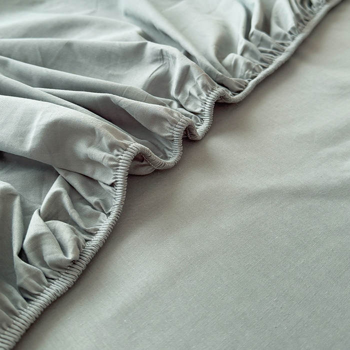 91家纺网 家纺一手货源 找家纺 澳梵家居 2025新款A类全棉毛巾绣床笠 腊肠小狗-灰