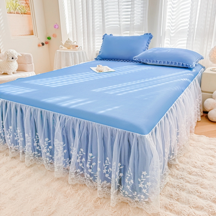 91家纺网 家纺一手货源 找家纺 LIFE.丽芙 2025春夏新款独家研发太空层凉感软席双层蕾丝边冰丝凉席床裙款 冰蓝