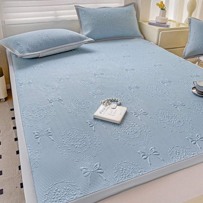 91家纺网 家纺一手货源 找家纺 富馨莱 2025新款A类480克PE凉感凉豆豆凉席三件套和单件平铺款 蝴蝶結-蓝